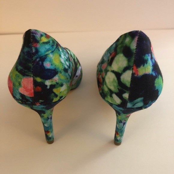BCBGeneration Floral Watercolor Heels with box - Picture 2 of 8